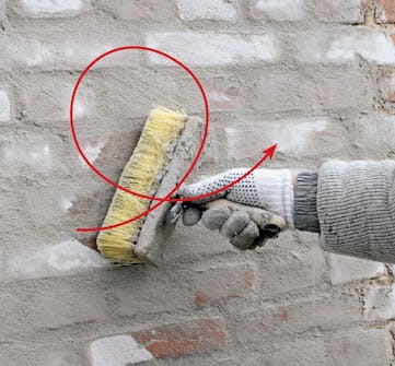 Tiiliseinän rappaus: Kun laasti on hieman asettunut, sen yli harjataan kostealla harjalla Tiiliseinän rappaus: Kun laasti on hieman asettunut, sen yli harjataan kostealla harjalla